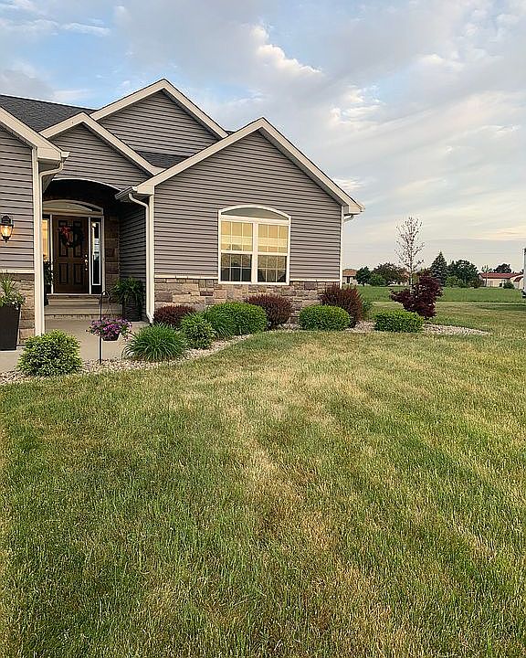 1st image of 2822 W Crossroads Dr