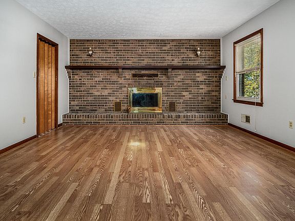 4th image of 1806 Hawthorn Ave