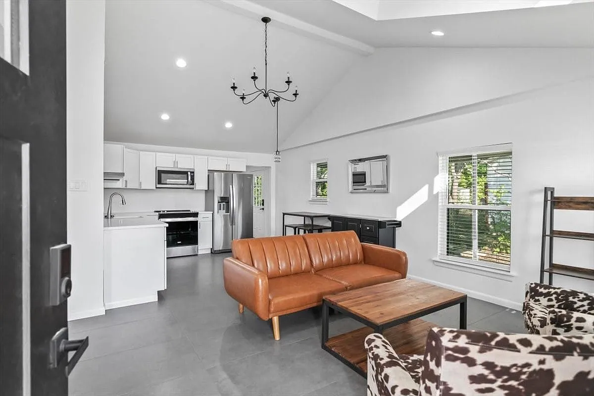 2 bed, 1.0 bath, 1100 sqft, $1,800 — Photo 4