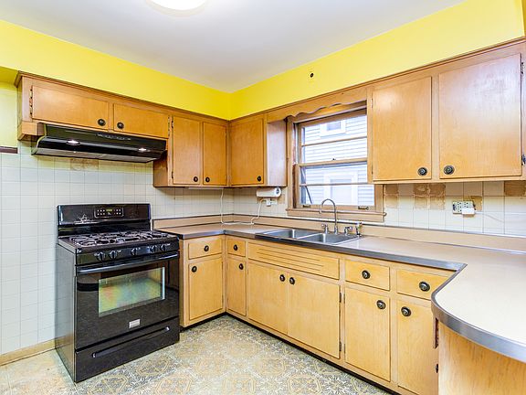 3rd image of 4126 N Melvina Ave