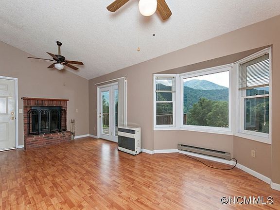 4th image of 77 Crestwood Dr