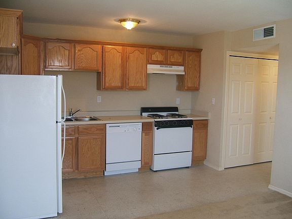 3rd image of 301 McClintock Dr Ste 4