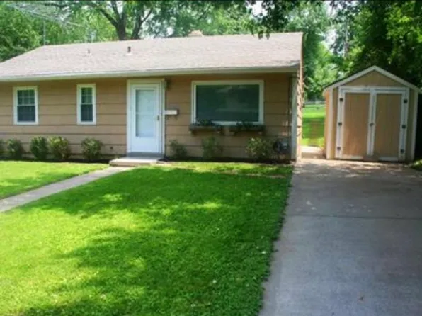 1815 Crescent Dr, Saint Joseph, MO 64506