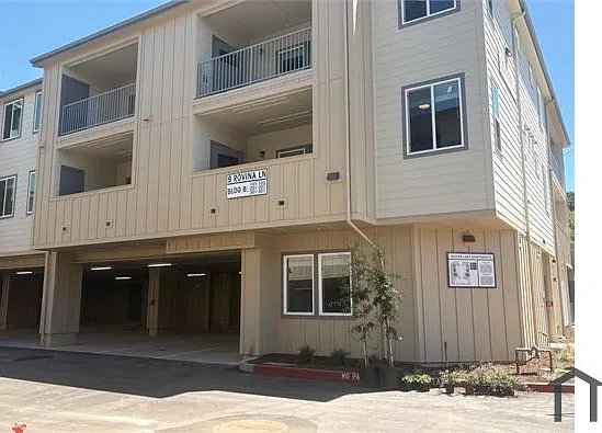 2 bed, 945 sqft, $2,176 — Photo 2