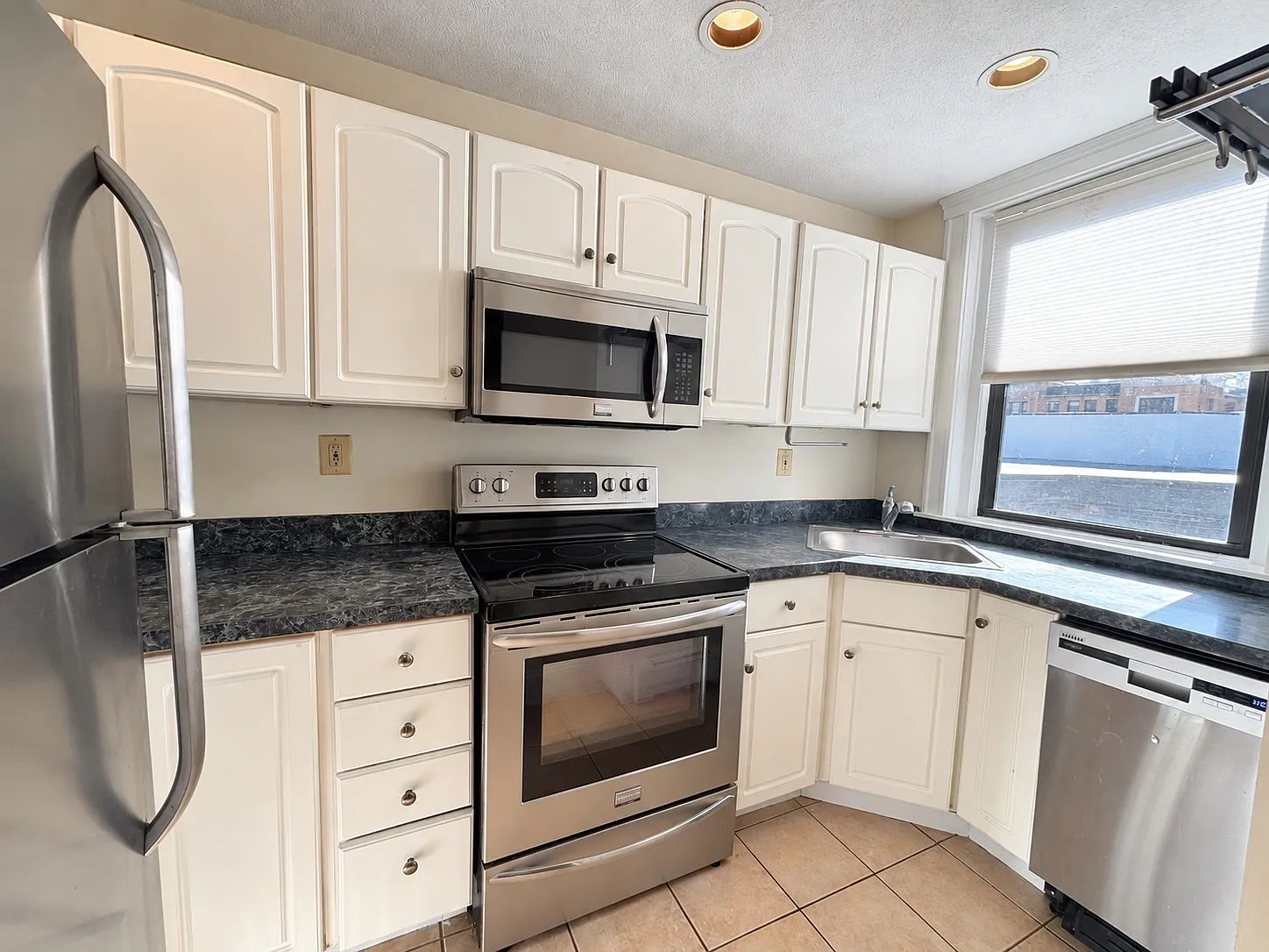 2 bed, 1.0 bath, 770 sqft, $2,975 — Photo 4