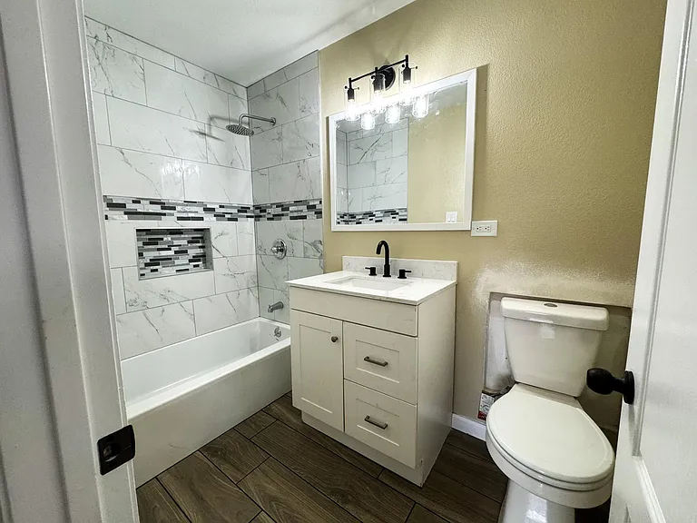 2ND FULL HALLWAY BATHROOM