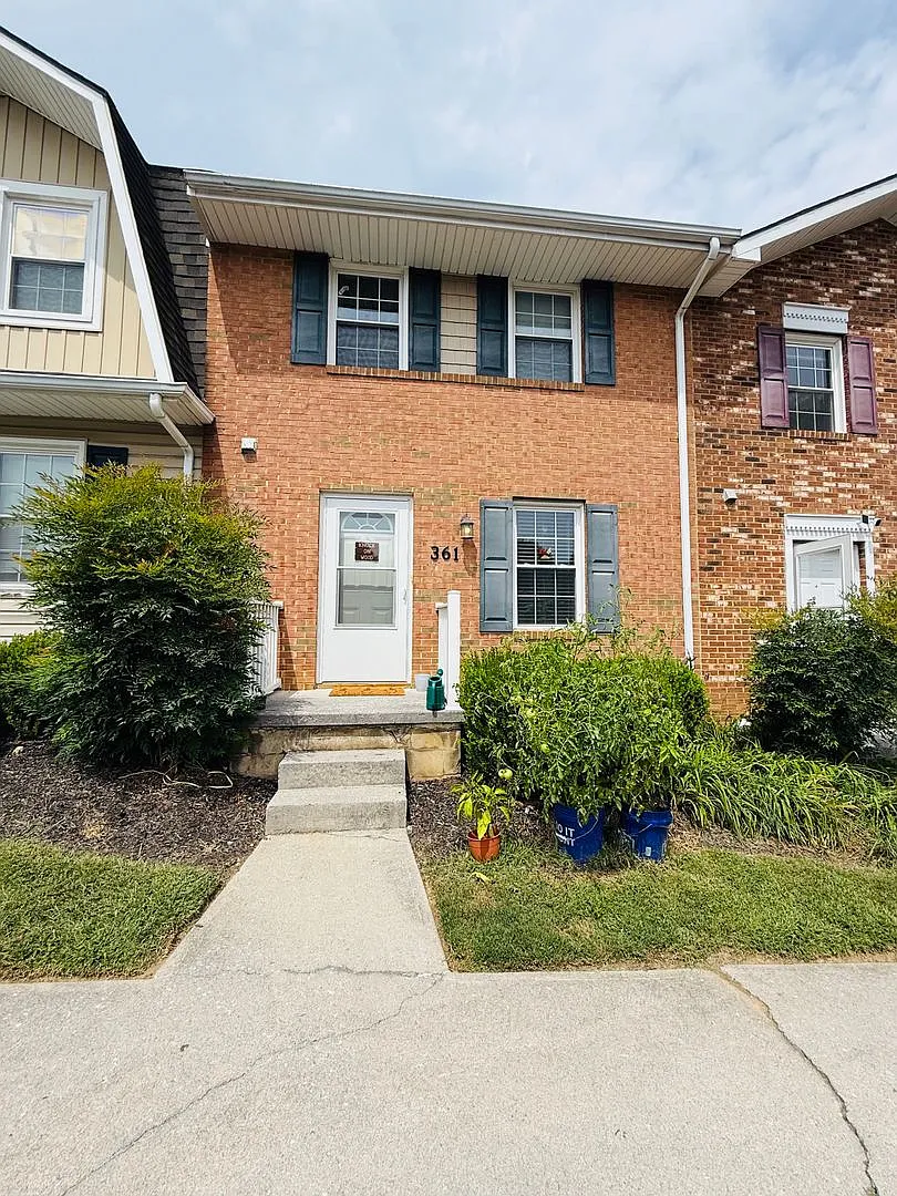 2 Bedroom, 1.5 Bath Townhouse — Photo 1