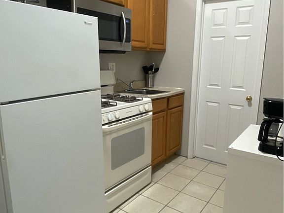 2nd image of 4040 Spruce St #4