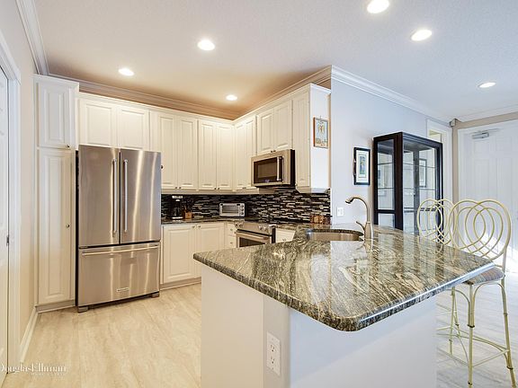 5th image of 318 Bougainvillea Dr