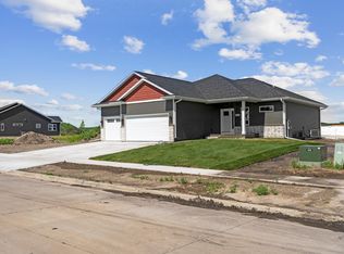 1422 Eagleview Dr, Fairfax, IA 52228