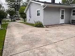 5th image of 425 Lawrence St