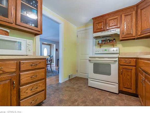 5th image of 40 Pine Dr
