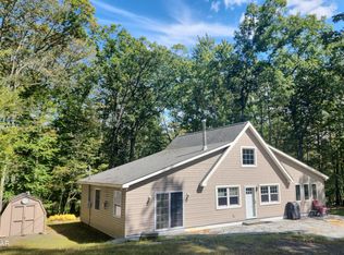 213 Powderhorn Dr, Lackawaxen, PA 18435