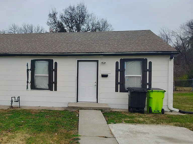 210 Mill St — Photo 2
