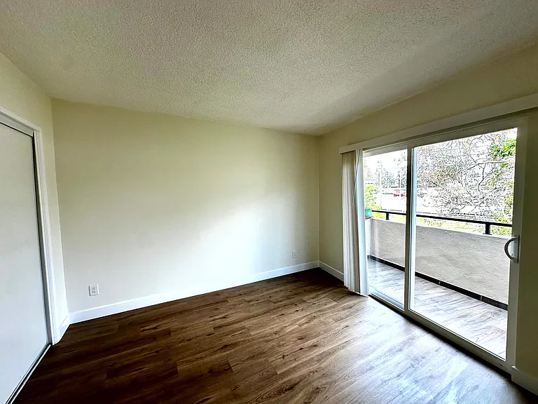 1915 W 22nd St. — Photo 11