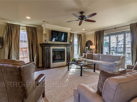 2nd image of 1005 SW Glen Arbor Ave