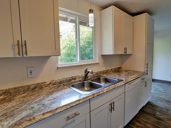 5th image of 106 W Beacon Hill Dr