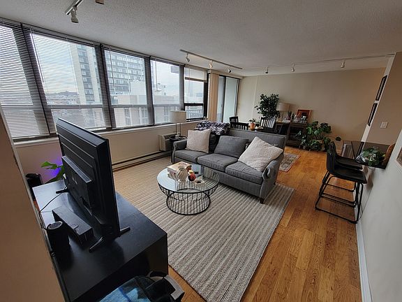 4th image of 2740 N Pine Grove Ave APT 9D