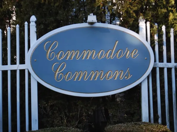 25 Commodore Cmns, Derby, CT 06418