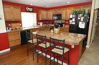 Kitchen - granite countertops and upgraded cabinets!