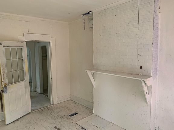 3rd image of 293-295 W Park Ave