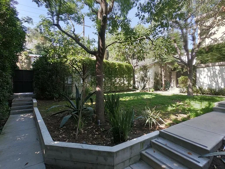 2285 N Beachwood Dr #12 — Photo 28