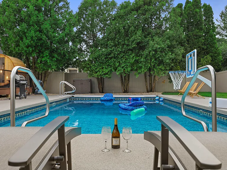 1872 Barrington Dr — Photo 65
