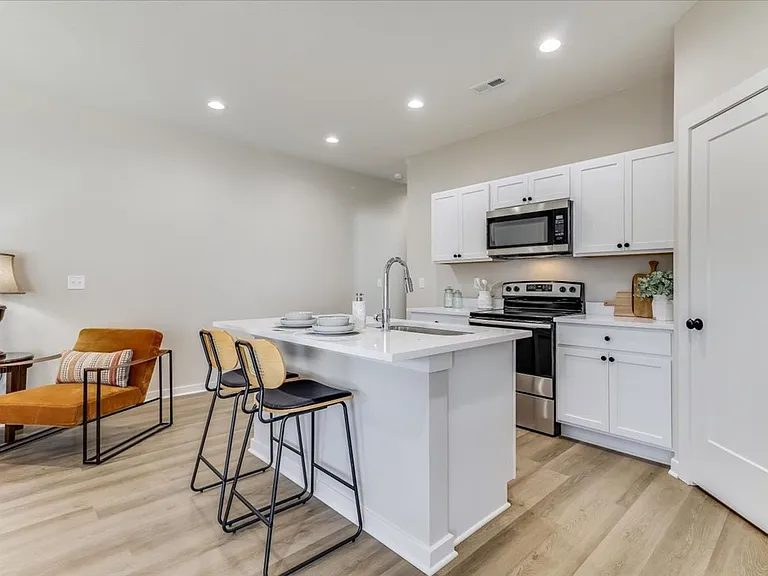 2315 W Macarthur Rd — Photo 9