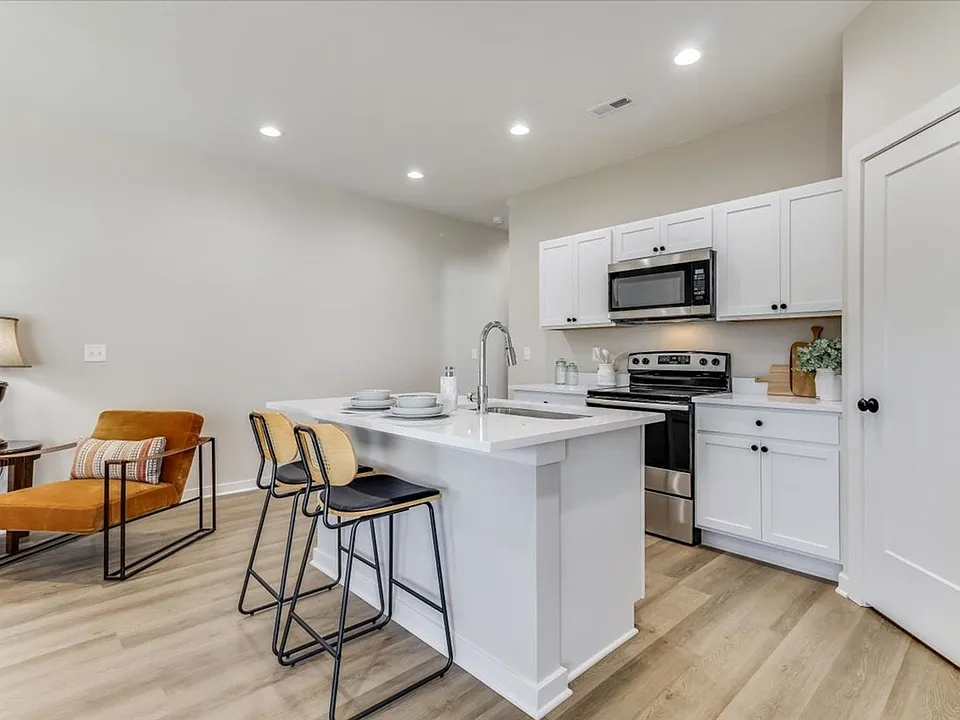 2333 W Macarthur Rd