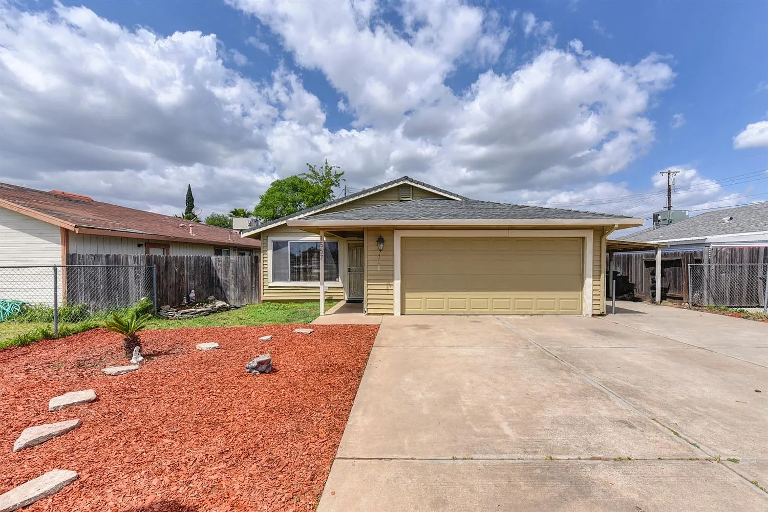 1557 Harris Ave photo 1
