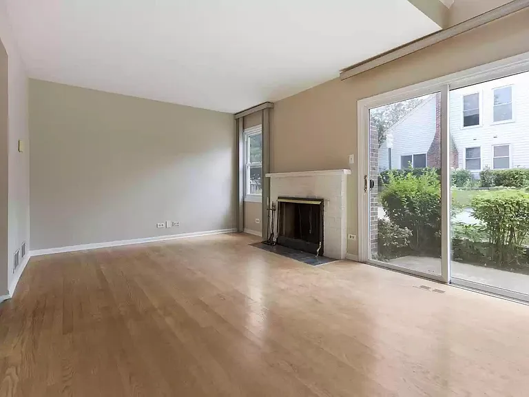 2663 College Hill Cir — Photo 2
