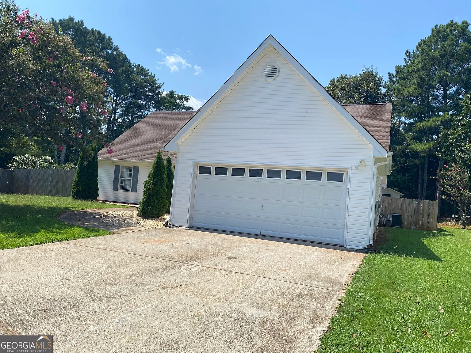 3 bed, 2.0 bath, 1928 sqft, $2,600 — Photo 3