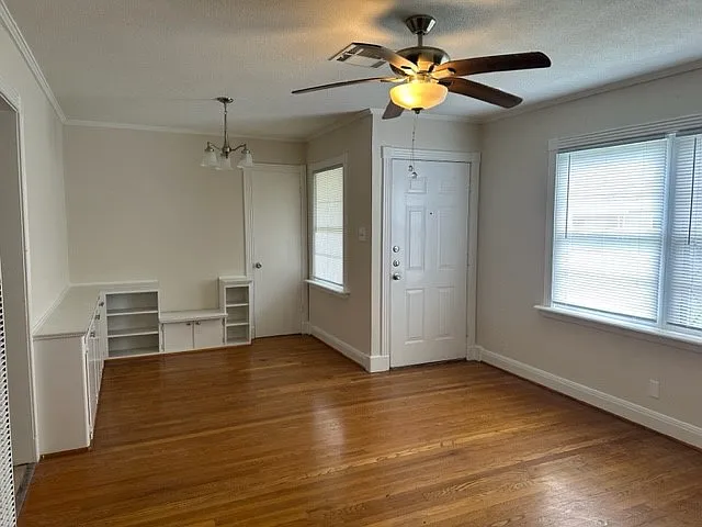 230 Laurel St — Photo 2
