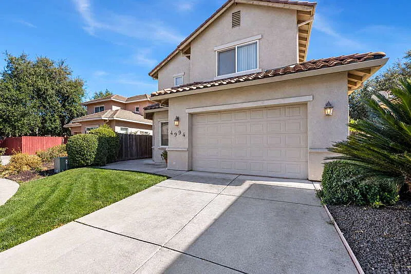 3 bed, 3.0 bath, 1840 sqft, $2,745 — Photo 2