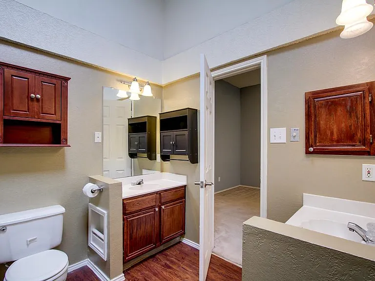 2104 Regency Dr — Photo 21