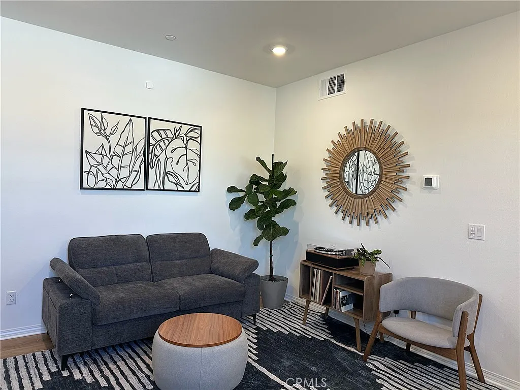 1 bed, 500 sqft, $1,700 — Photo 3