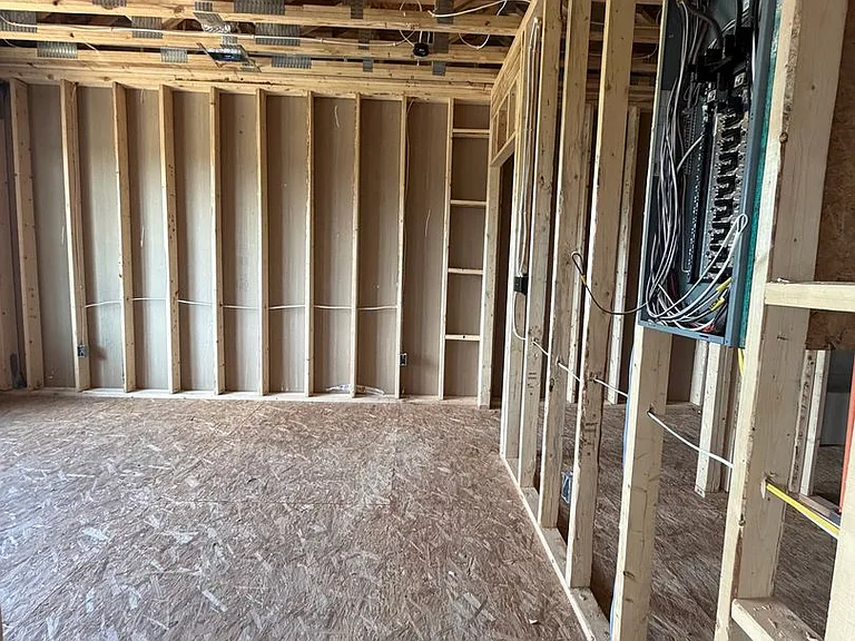 300 Lindenhurst Dr — Photo 17