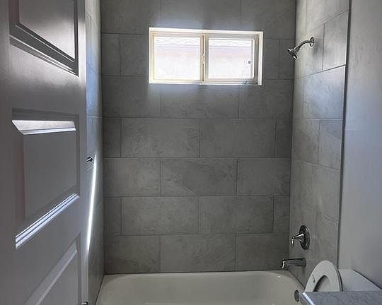 Shared Bathroom
Bano compartido