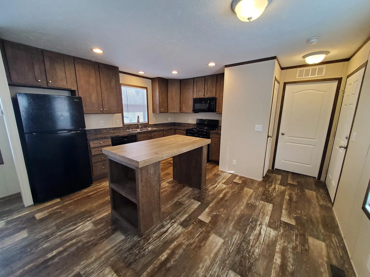 Convienent And Comfort Living! — Photo 1