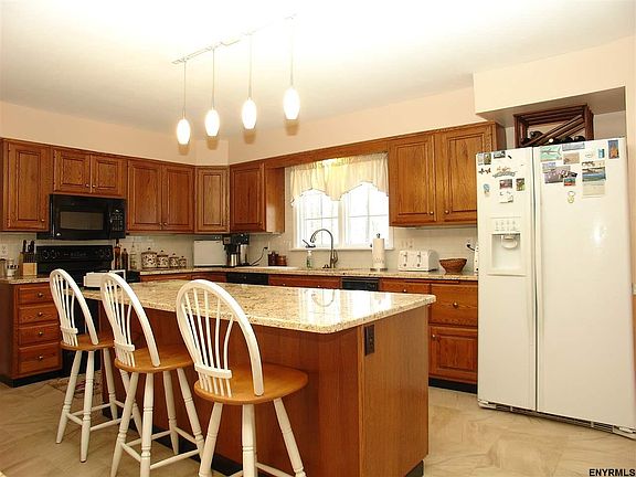2nd image of 8 Birch Hill Ct