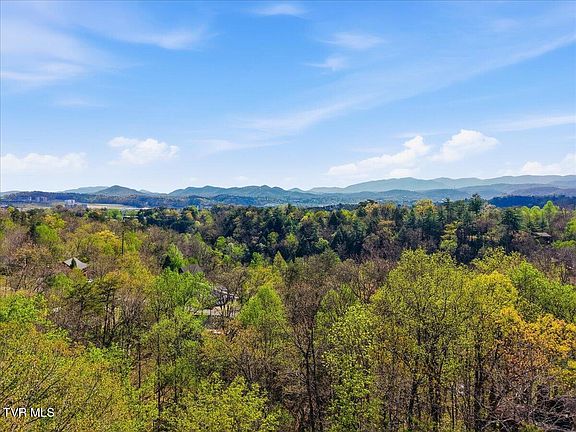 3rd image of 623 Country Oaks Dr