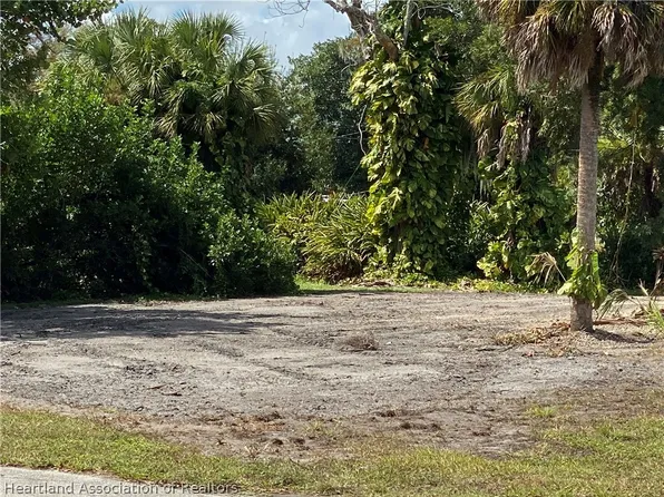 501 Riverside Dr N, Moore Haven, FL 33471