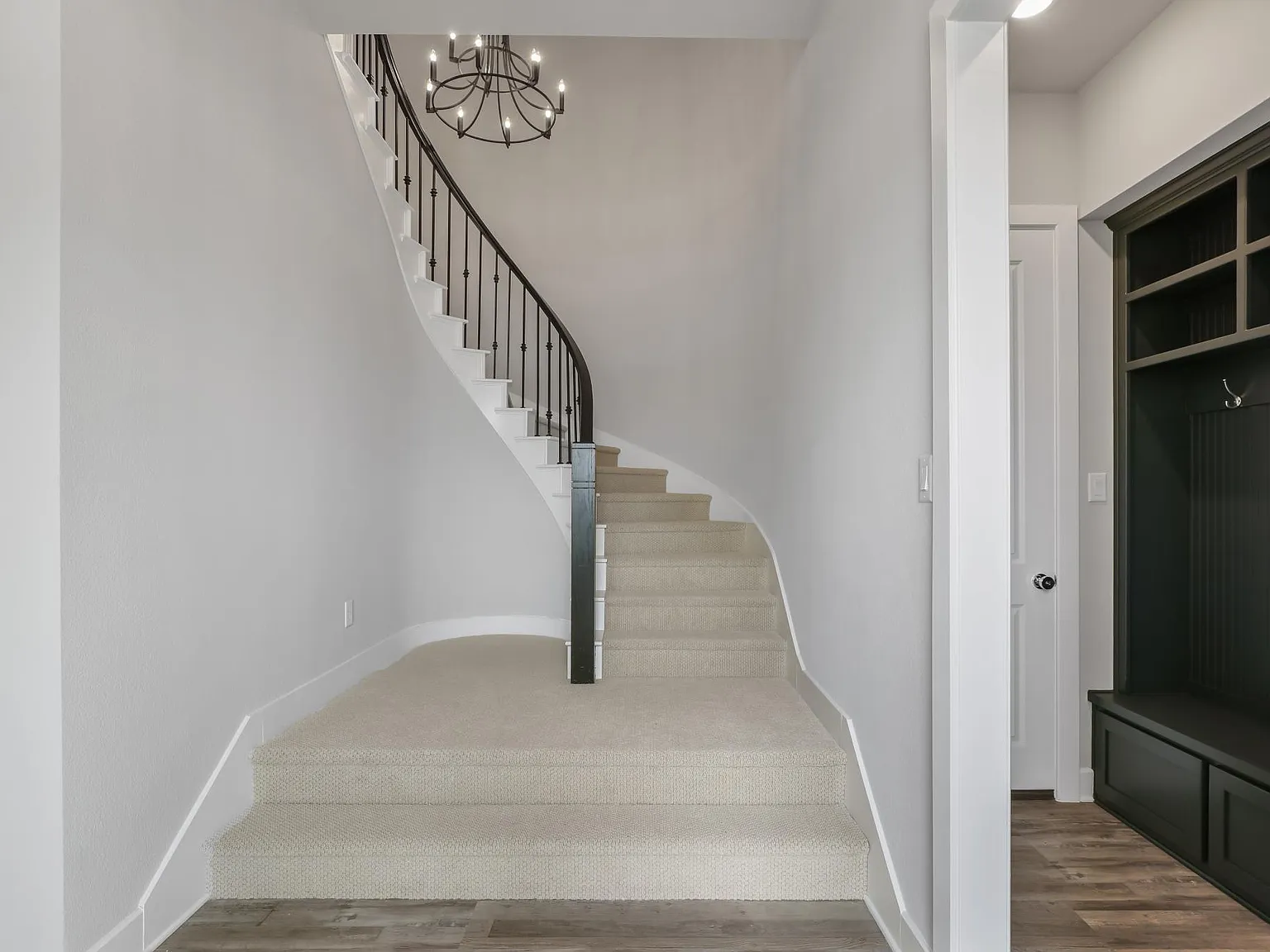 4 bed, 4.5 bath, 3491 sqft, $5,300 — Photo 4