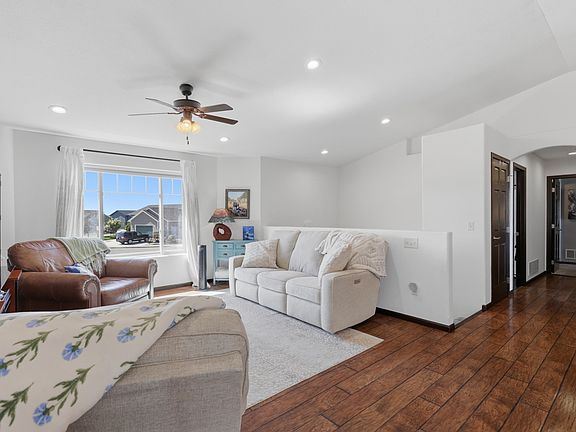 3rd image of 826 Dirk Ct