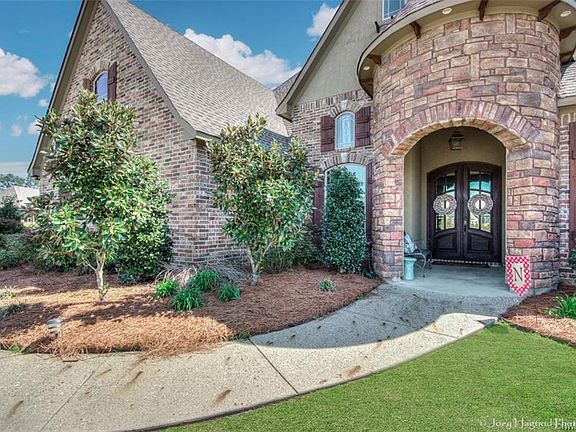 3rd image of 262 Diane Ln