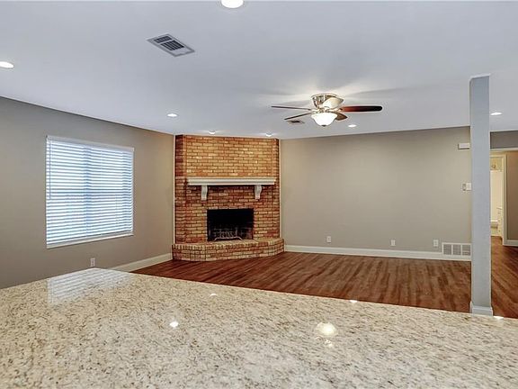 4th image of 820 W Pelton St