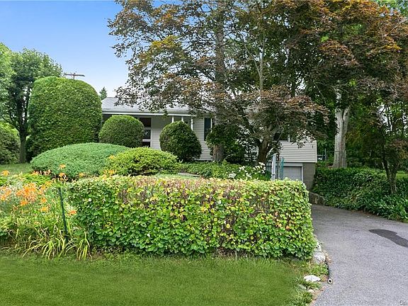 5th image of 8 Lakeside Ln