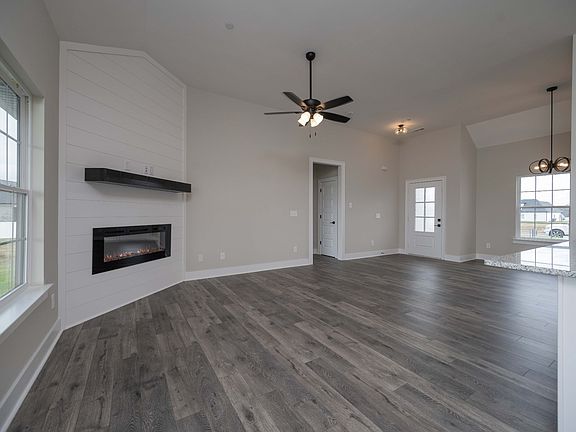 3rd image of 118 Whitehorn Ln
