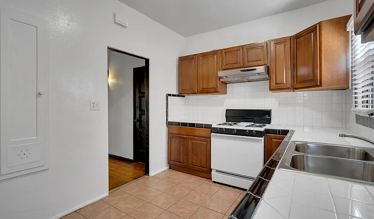 2270 N Beachwood Dr #2 — Photo 10