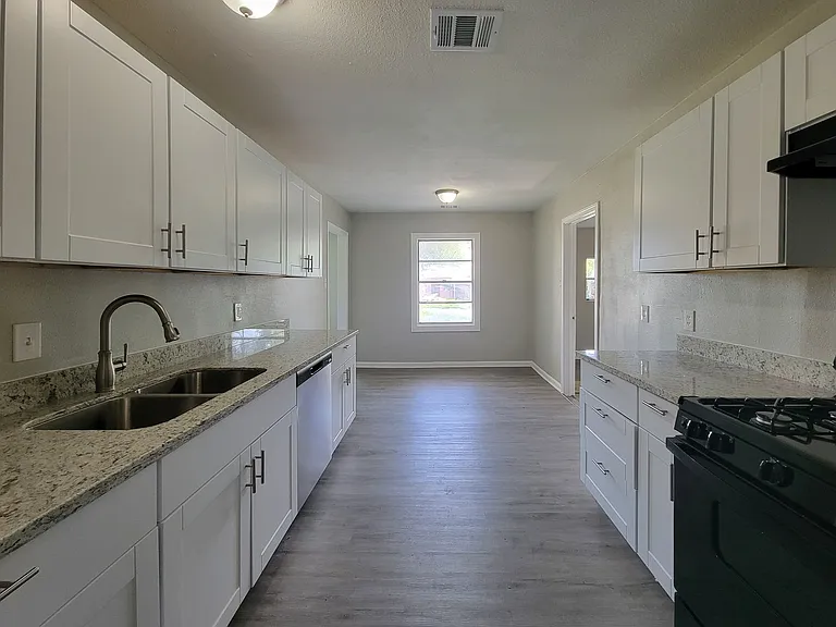 4909 Holloway Dr — Photo 6